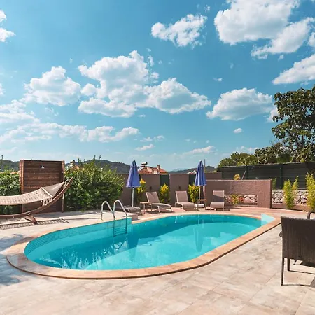 Sleeps 6 Pool Air Con Wifi