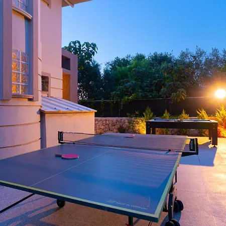 Sleeps 6 Pool Air Con Wifi *