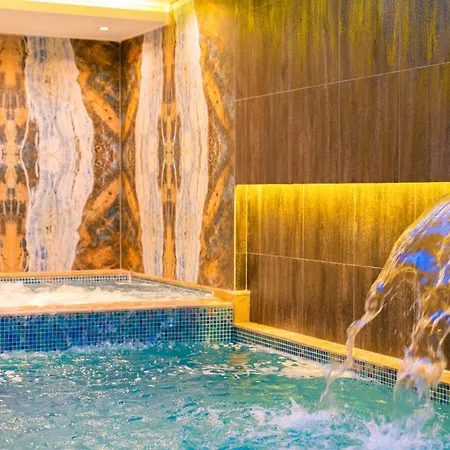Sleeps 6 Pool Air Con Wifi *