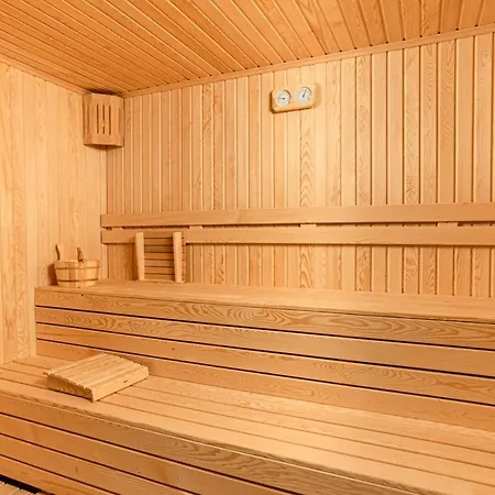 Sleeps 6 Pool Air Con Wifi