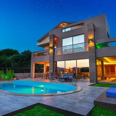 Sleeps 6 Pool Air Con Wifi