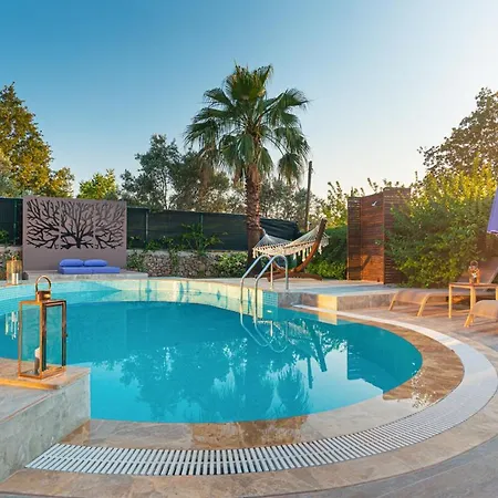 Sleeps 6 Pool Air Con Wifi