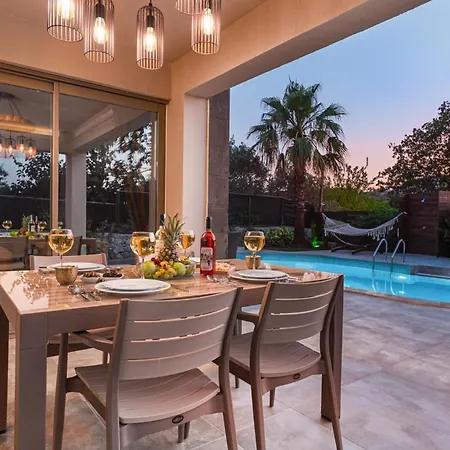 וילה Sleeps 6 Pool Air Con Wifi אולודניץ